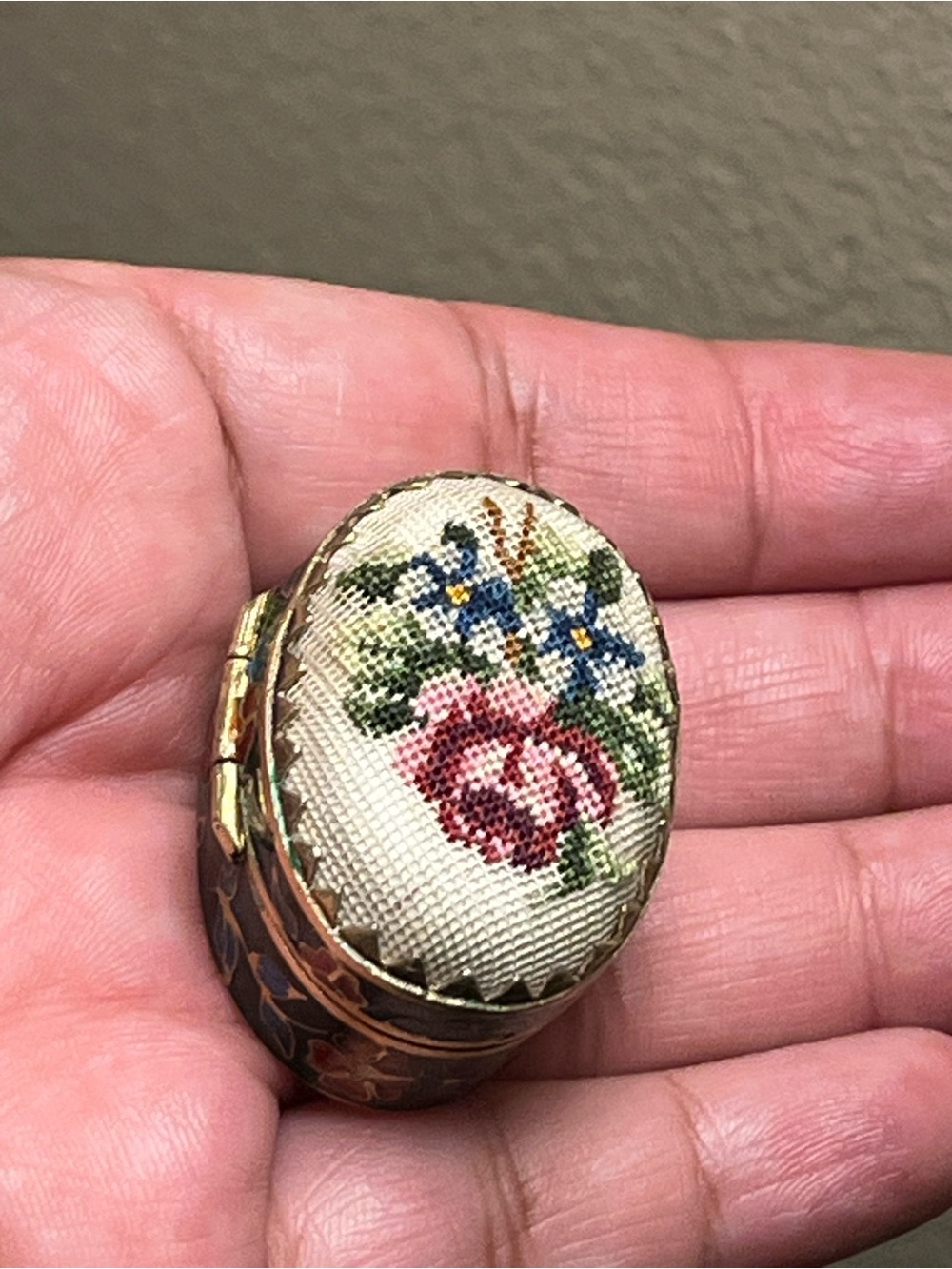Vintage Floral Cloisonne Enamel Petit Point Pill Box - Picture 10 of 11